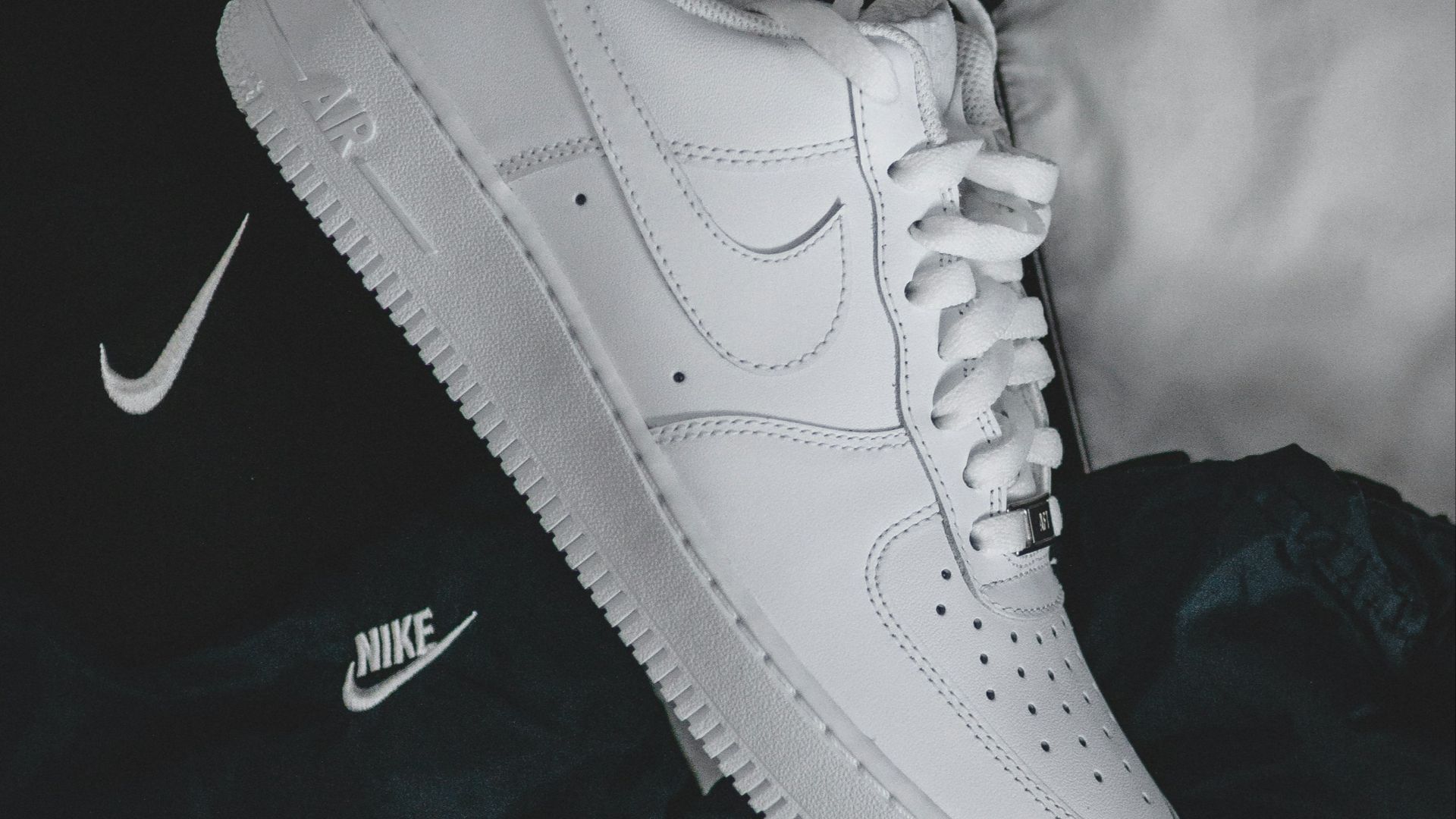 4. Des baskets d'un blanc immaculé dans la boue