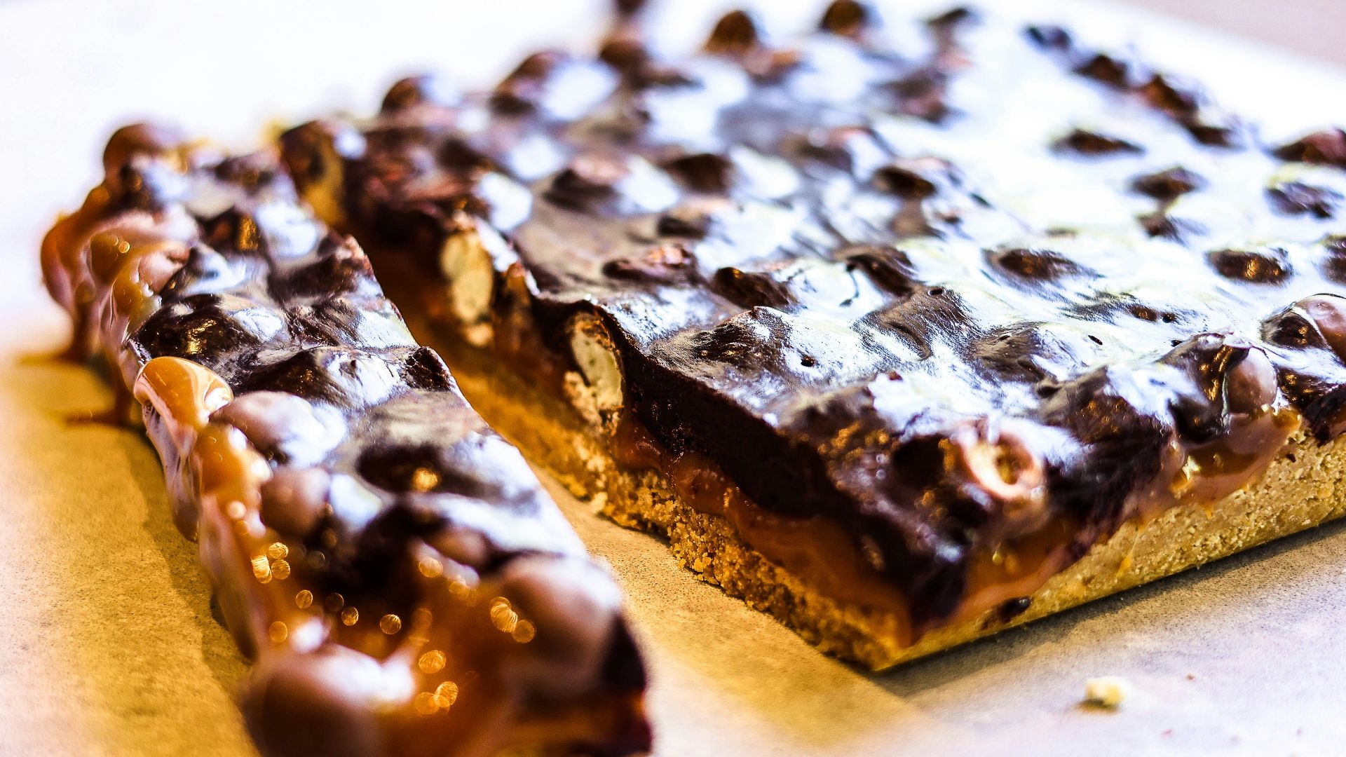 19. Barres au caramel salé et au bretzel cuites sur une plaque de cuisson