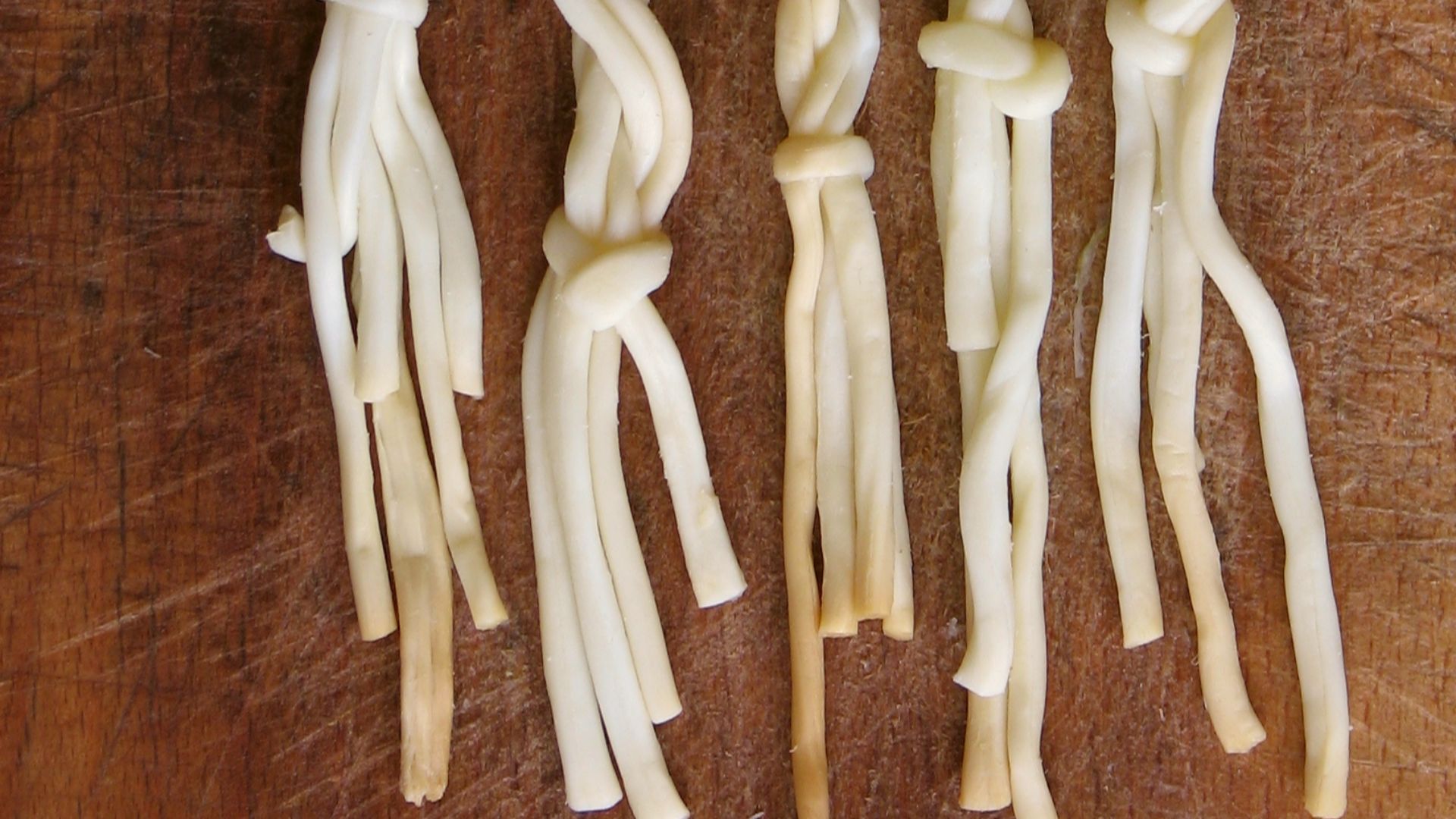 12. Fromage en bâtonnets, coupé en fines lamelles