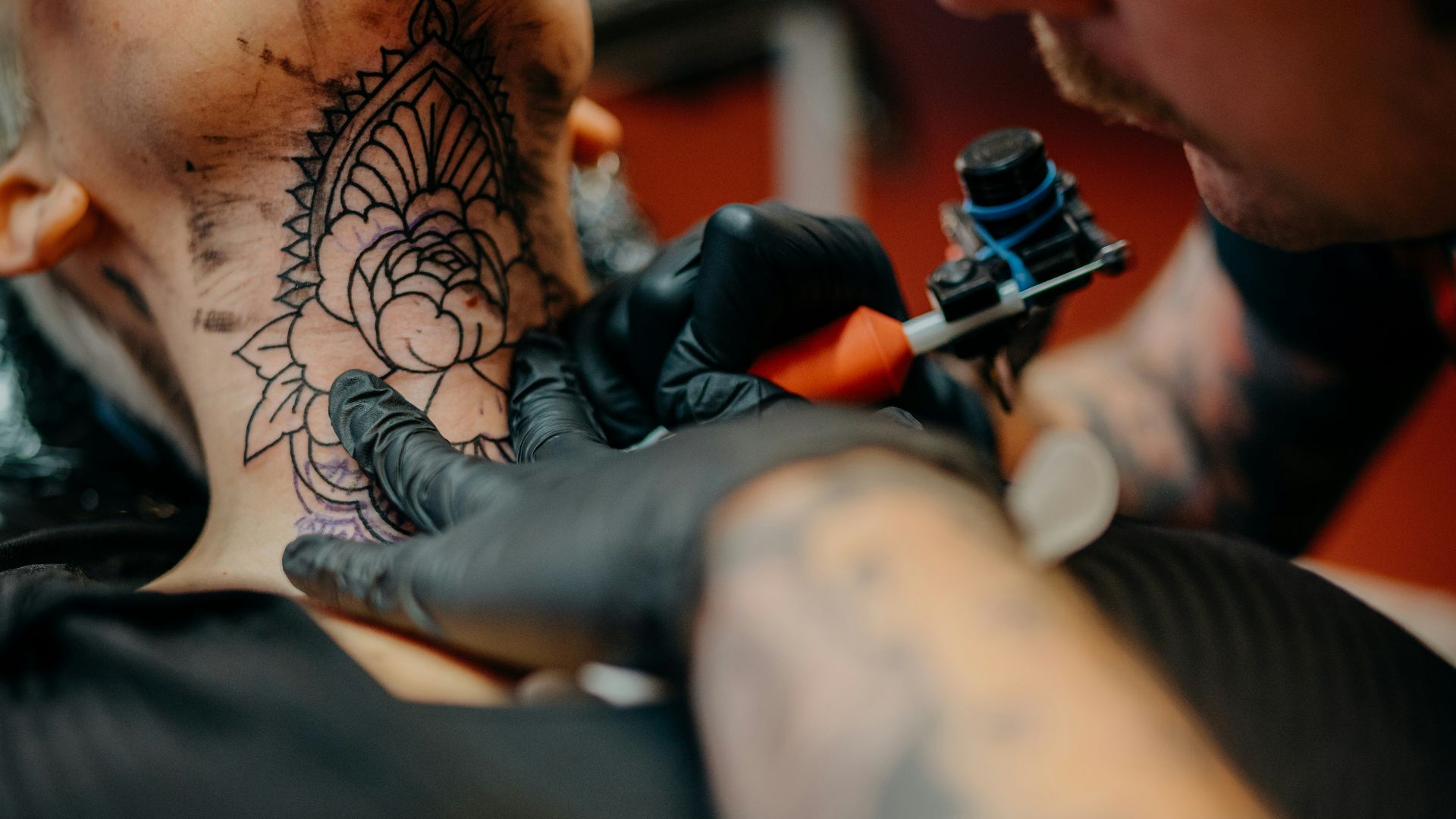10. Papillons dans le cou