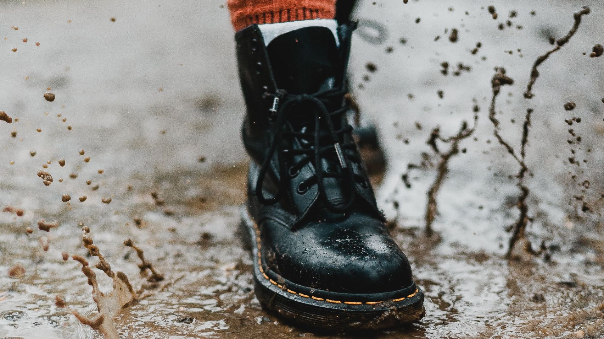 14. Bottes présentant des traces de boue ou d'usure sur la semelle