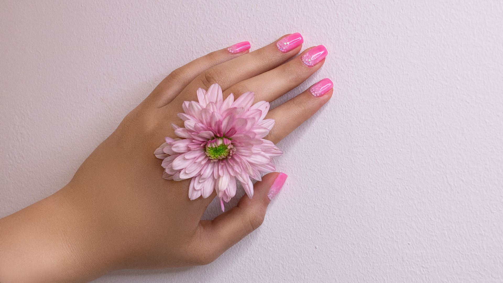 9. Ongles rose chromé