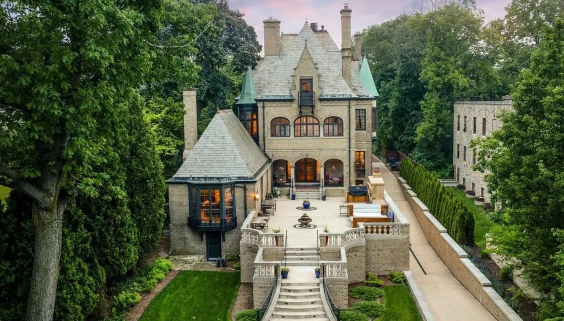 A monumental terrace facing a fairytale-like mansion