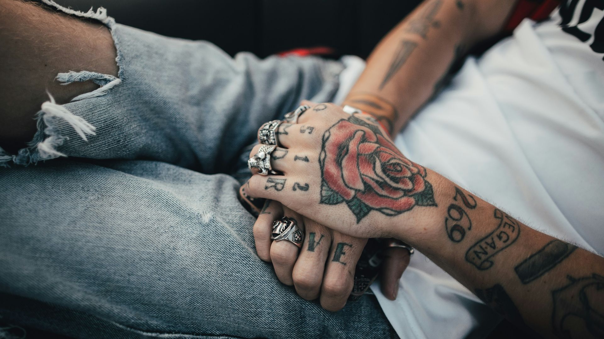 18. Tatouages sur toute la main sans tatouage préexistant