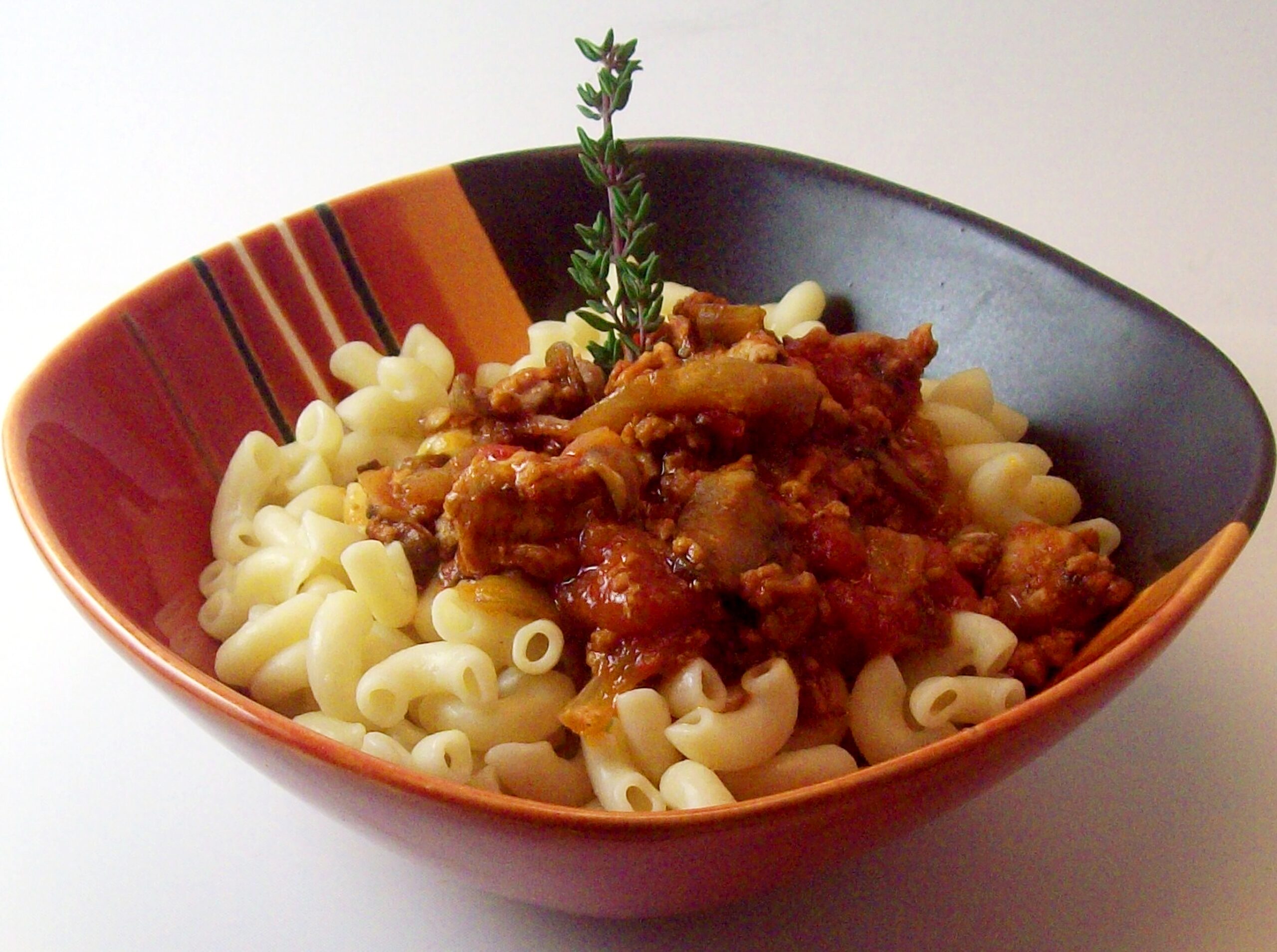 Macaroni coudé, sauce veau et tomate