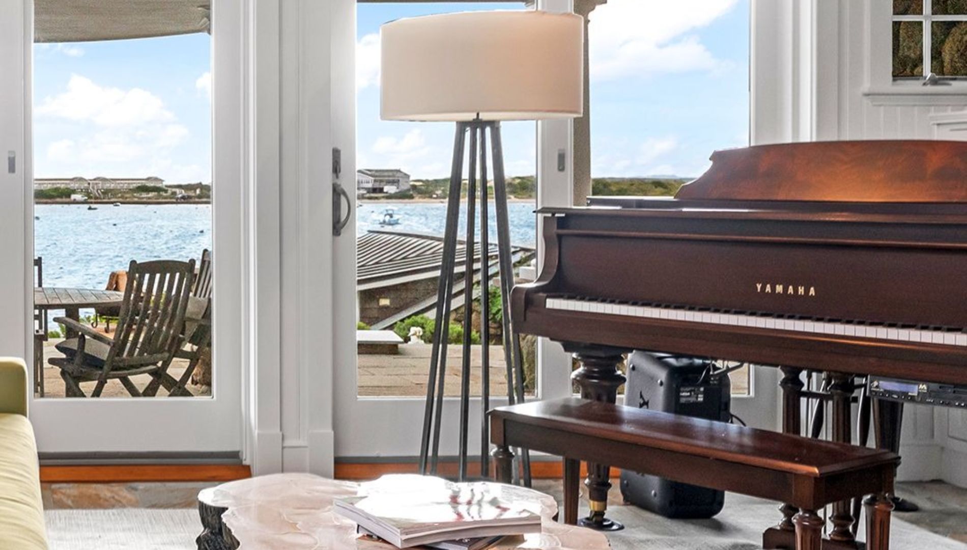 Salon avec piano