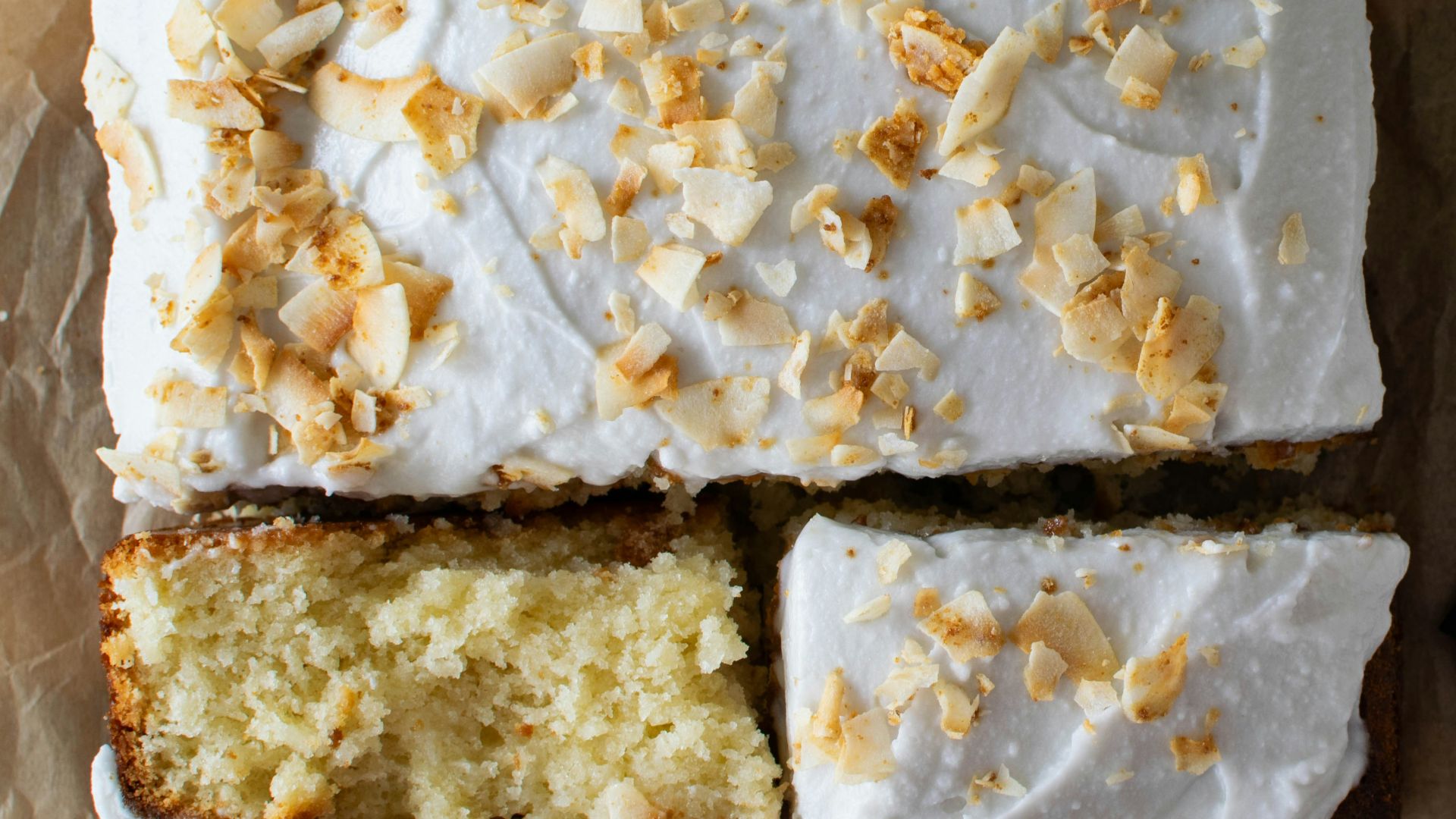 16. Gâteau en plaque à la crème de noix de coco