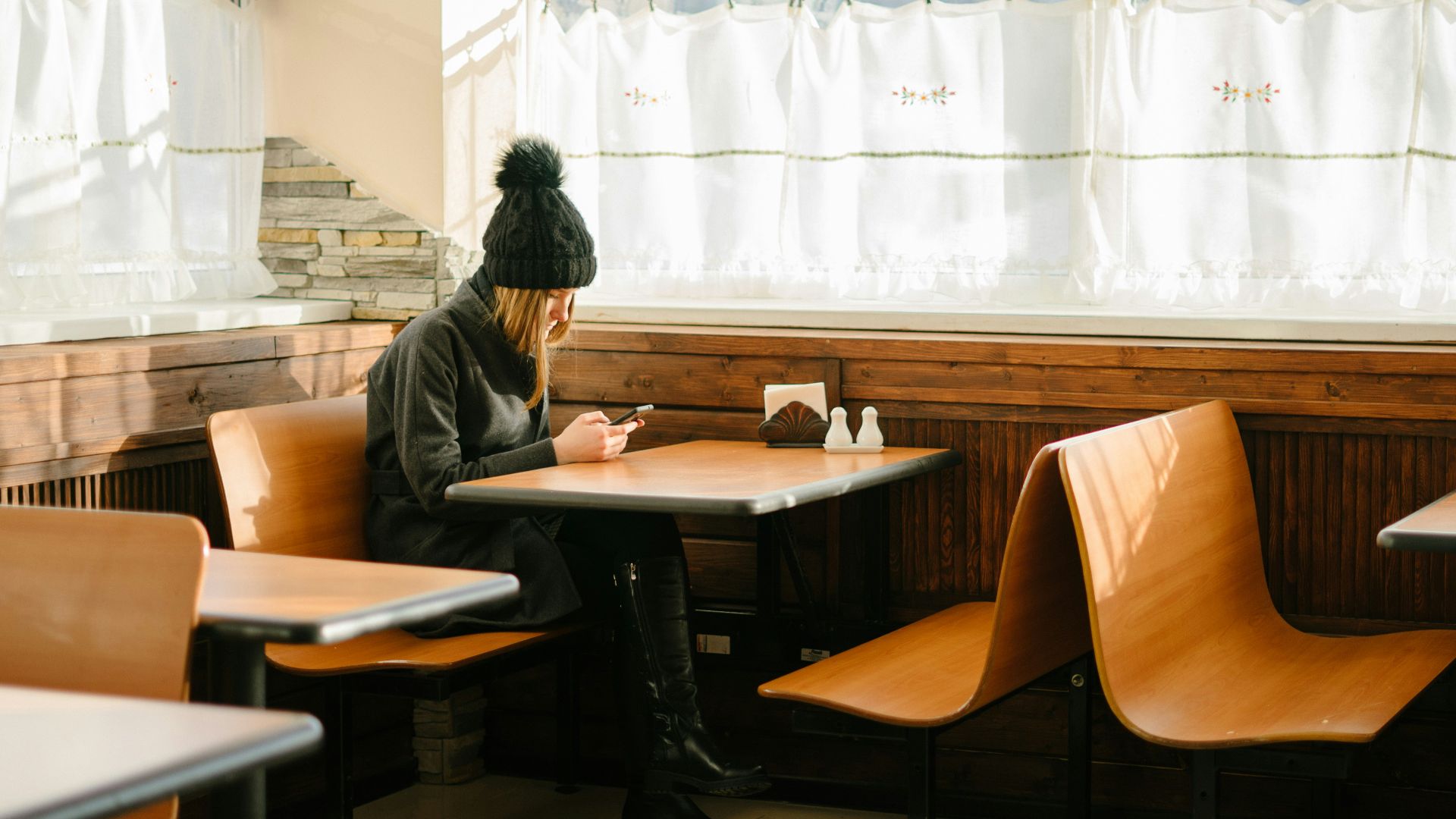 9. Passer son temps sur son téléphone