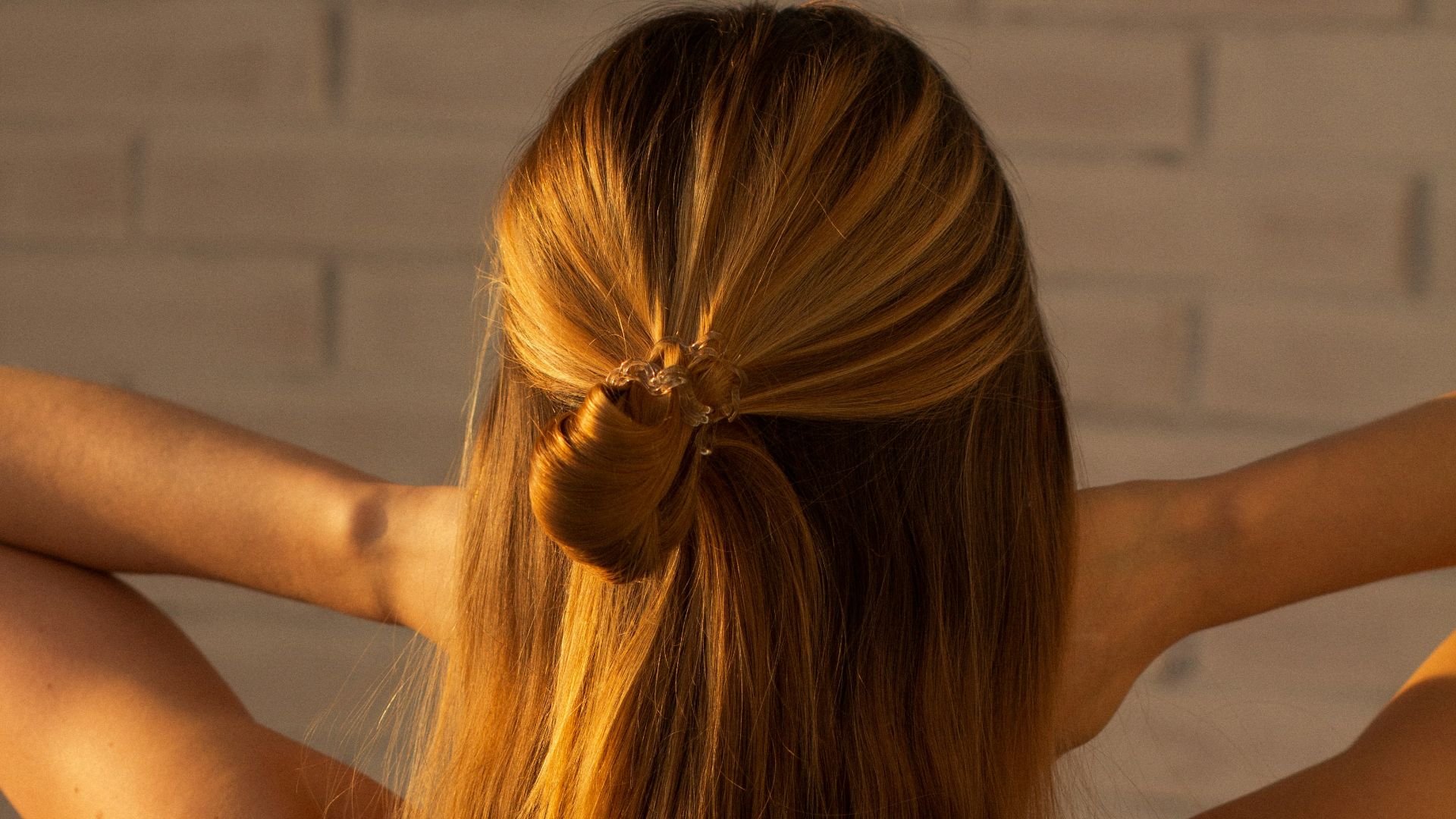 13. Optez pour une coiffure mi-attachée
