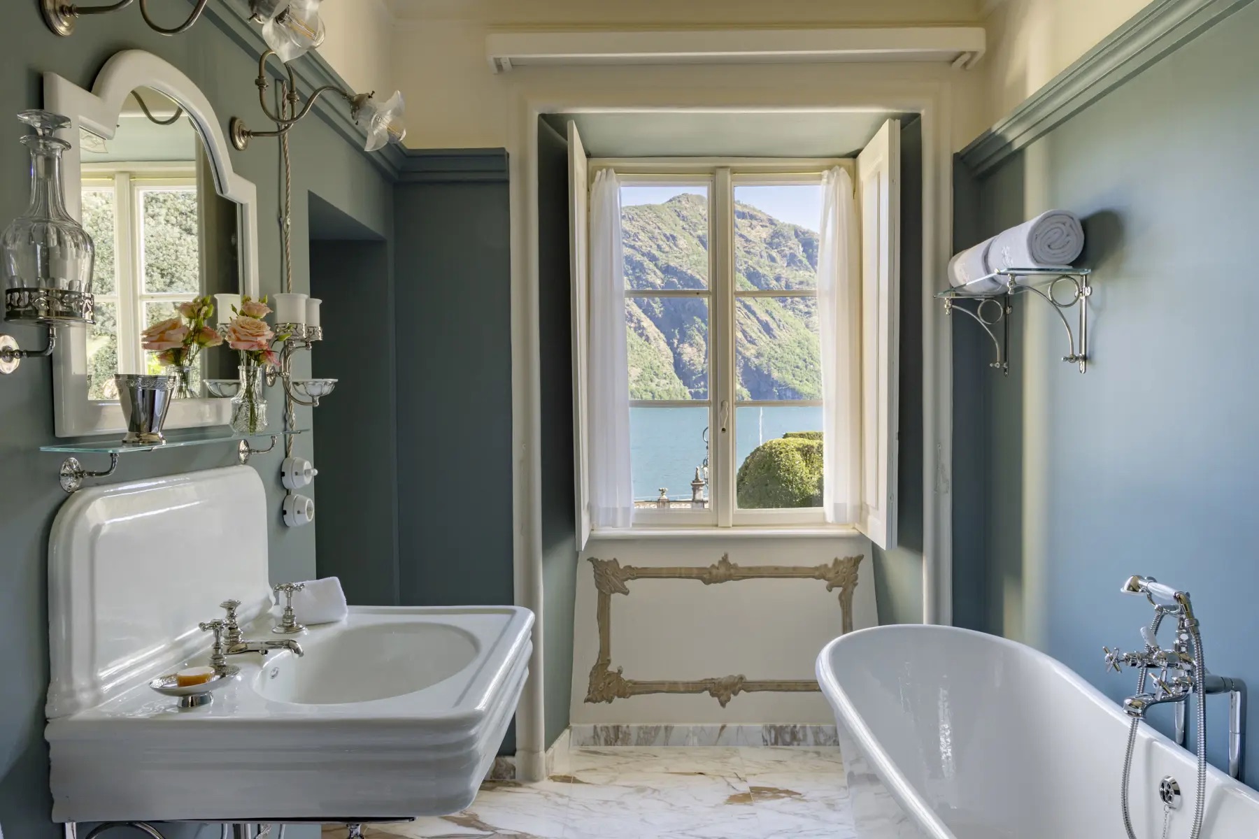Suite bathroom