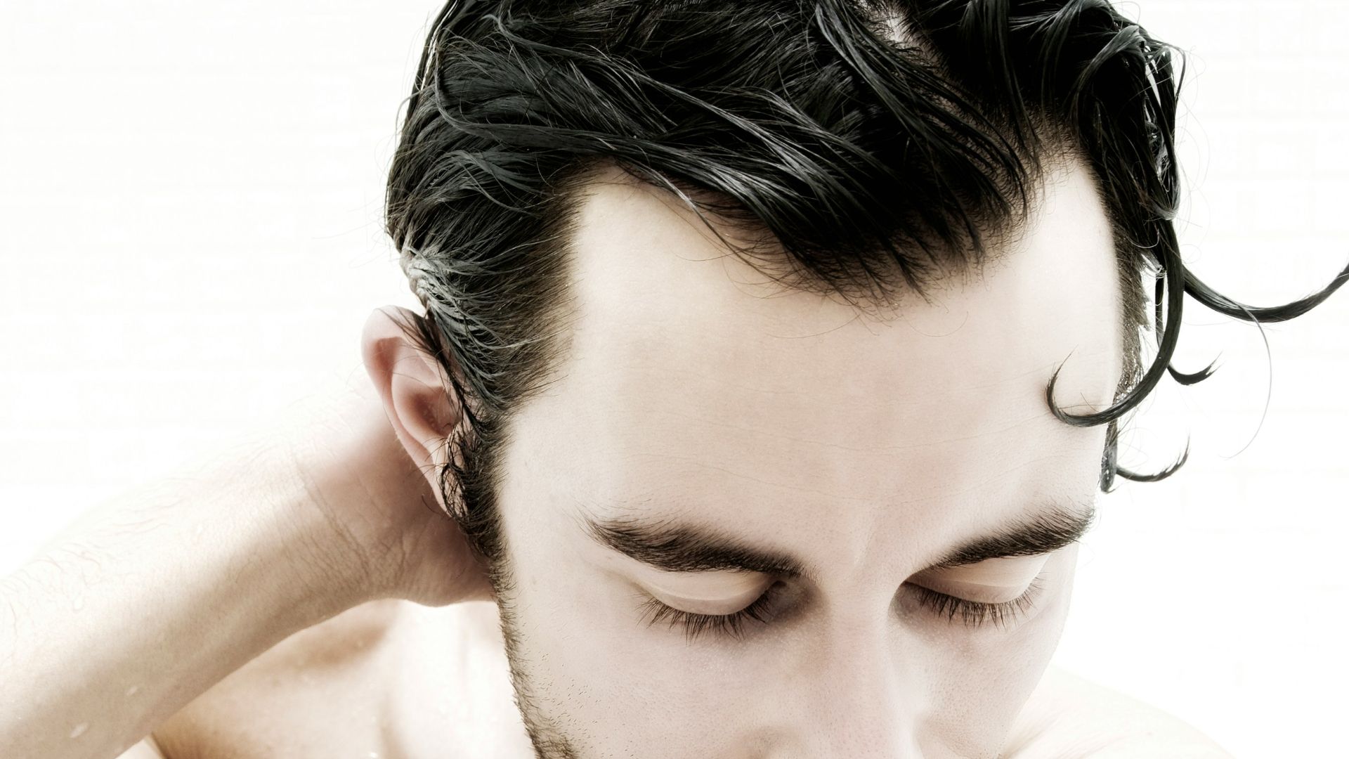 10. Le look « cheveux lissés en arrière et effet mouillé »