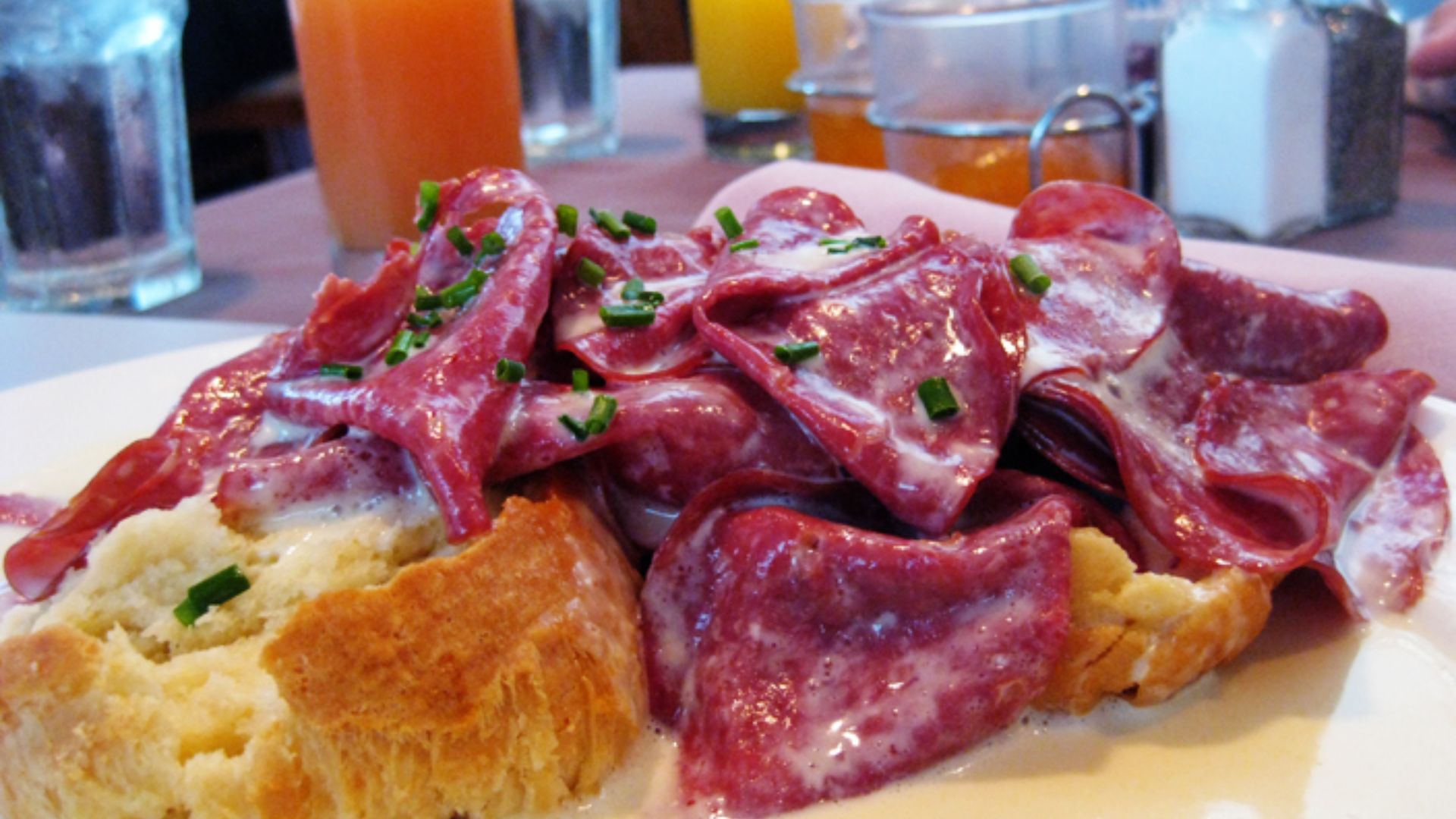 15. Tranches de pain grillées garnies de morceaux de bœuf à la crème