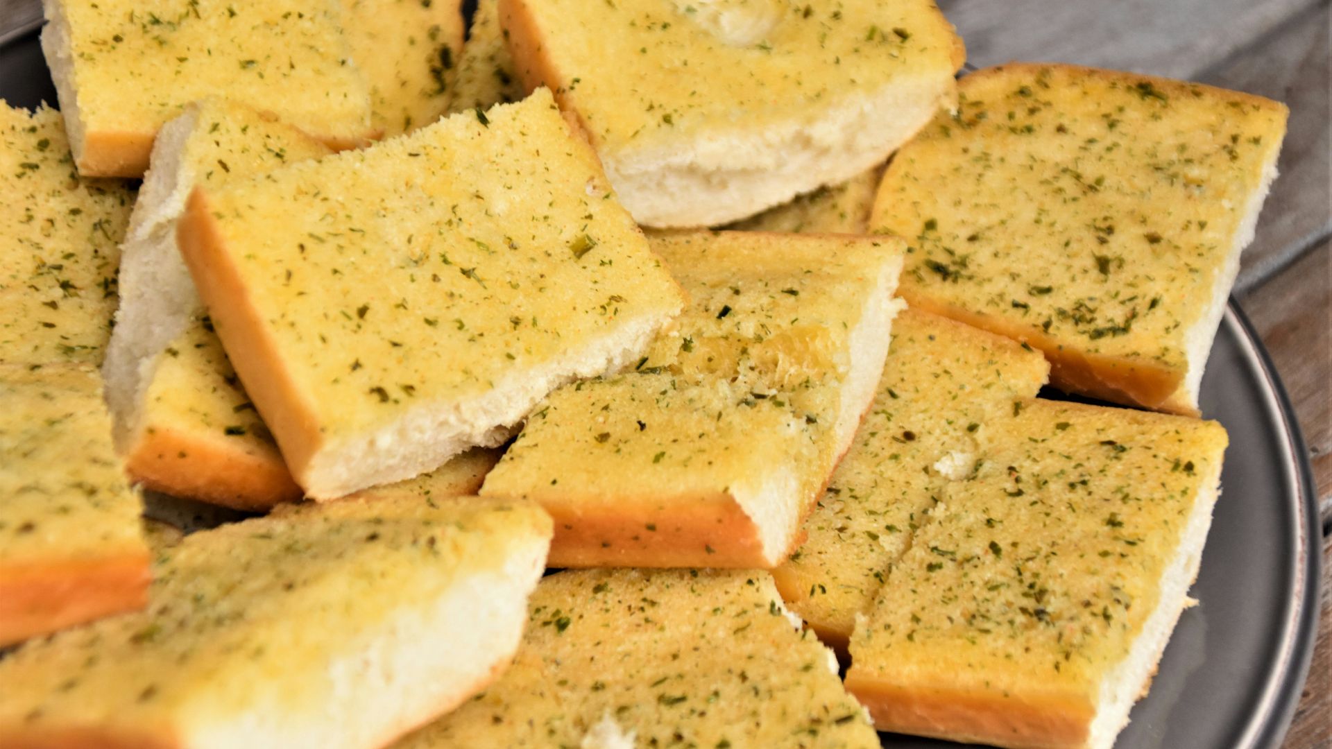 10. Tranches de pizza au pain à l'ail