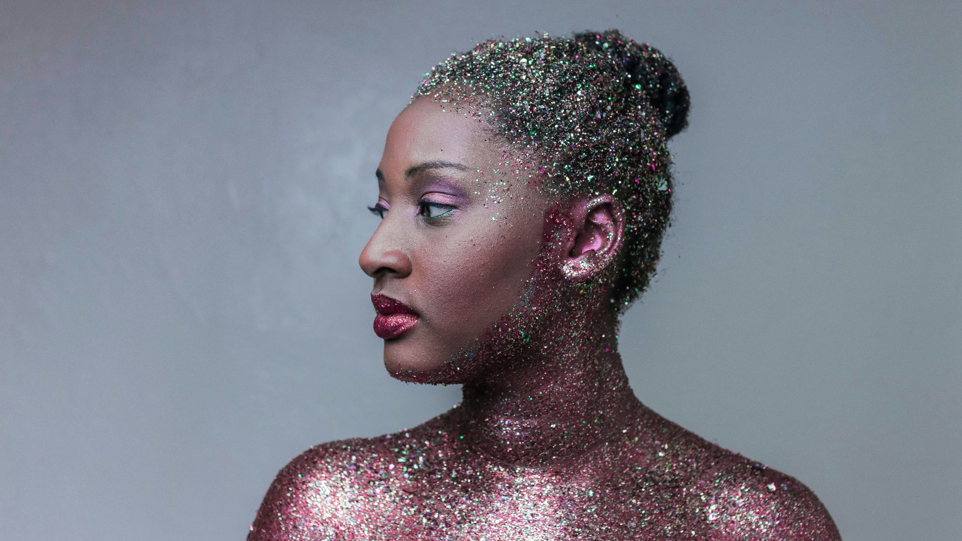 20. Paillettes pour le corps et gloss collant