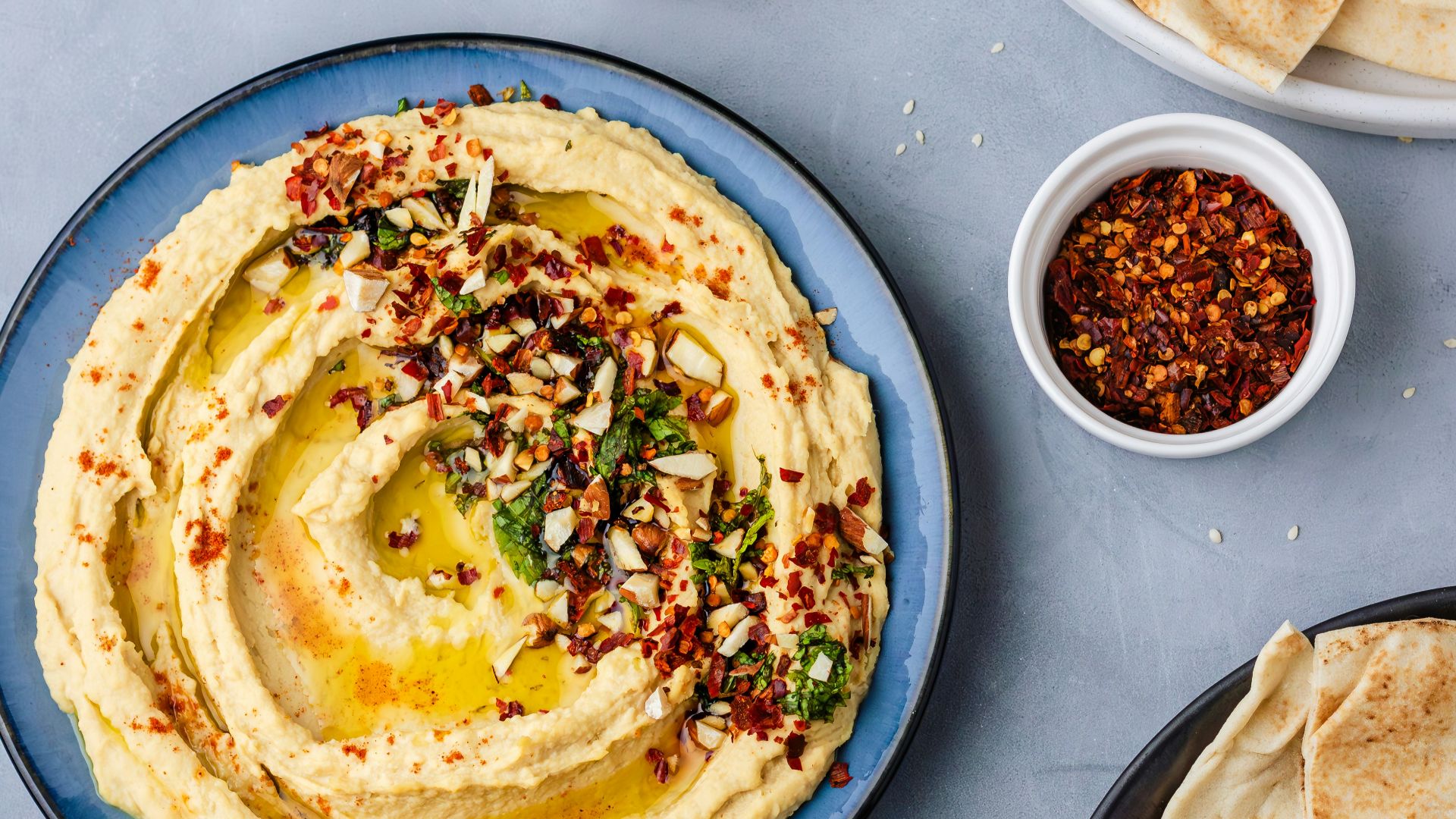 14. Assiette de houmous et de pain pita