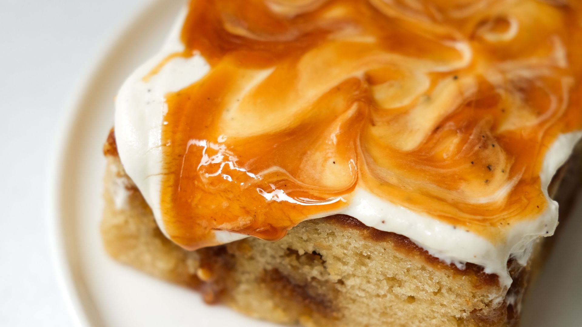 4. Gâteau à la cannelle cuit sur une plaque à pâtisserie