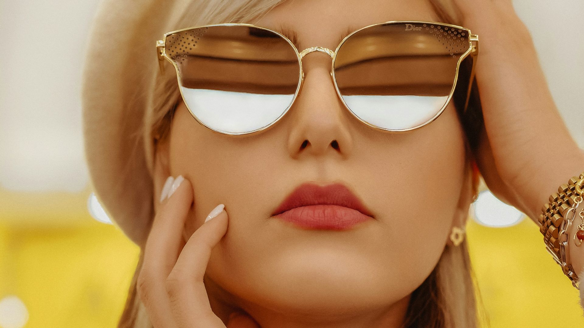 17. Porter des lunettes de soleil à l'intérieur