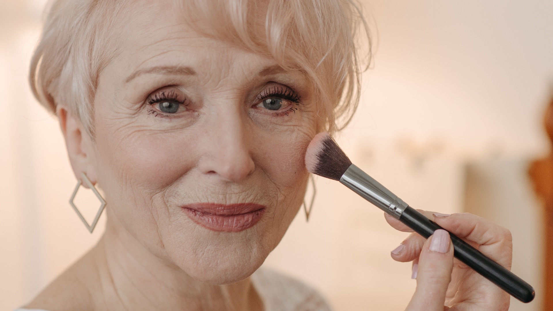 10 habitudes de beauté à éviter dès la cinquantaine et 10 autres qui valent la peine d’être adoptées