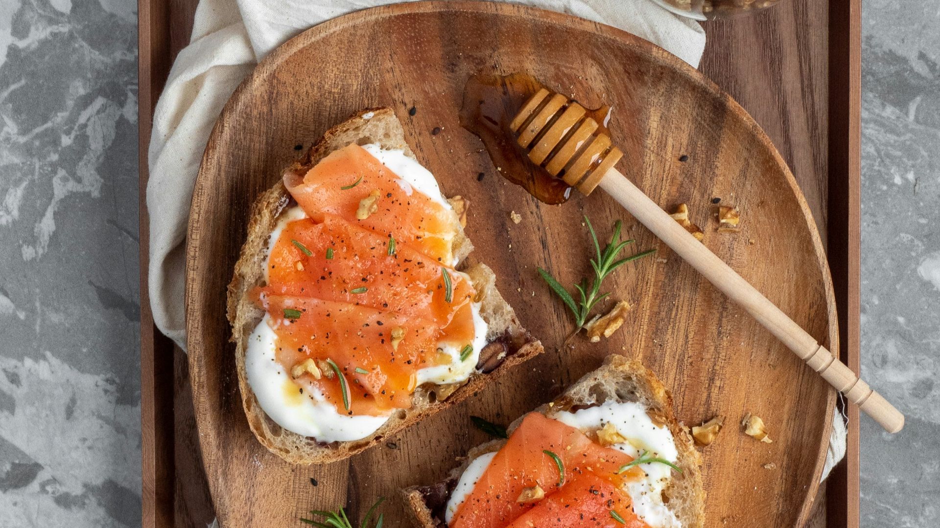 19. Toast au pain complet et au saumon fumé