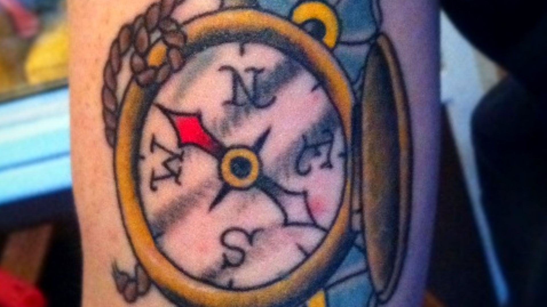 16. Motifs en forme de boussole sur le mollet