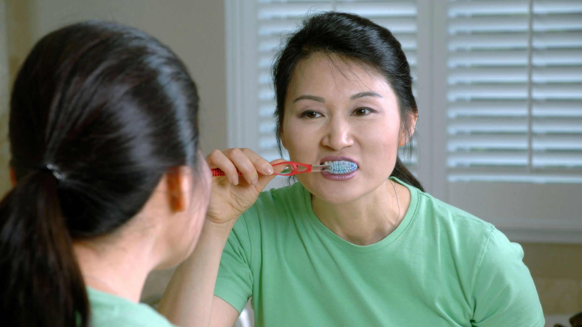 2. Se brosser les dents trop tôt après avoir mangé