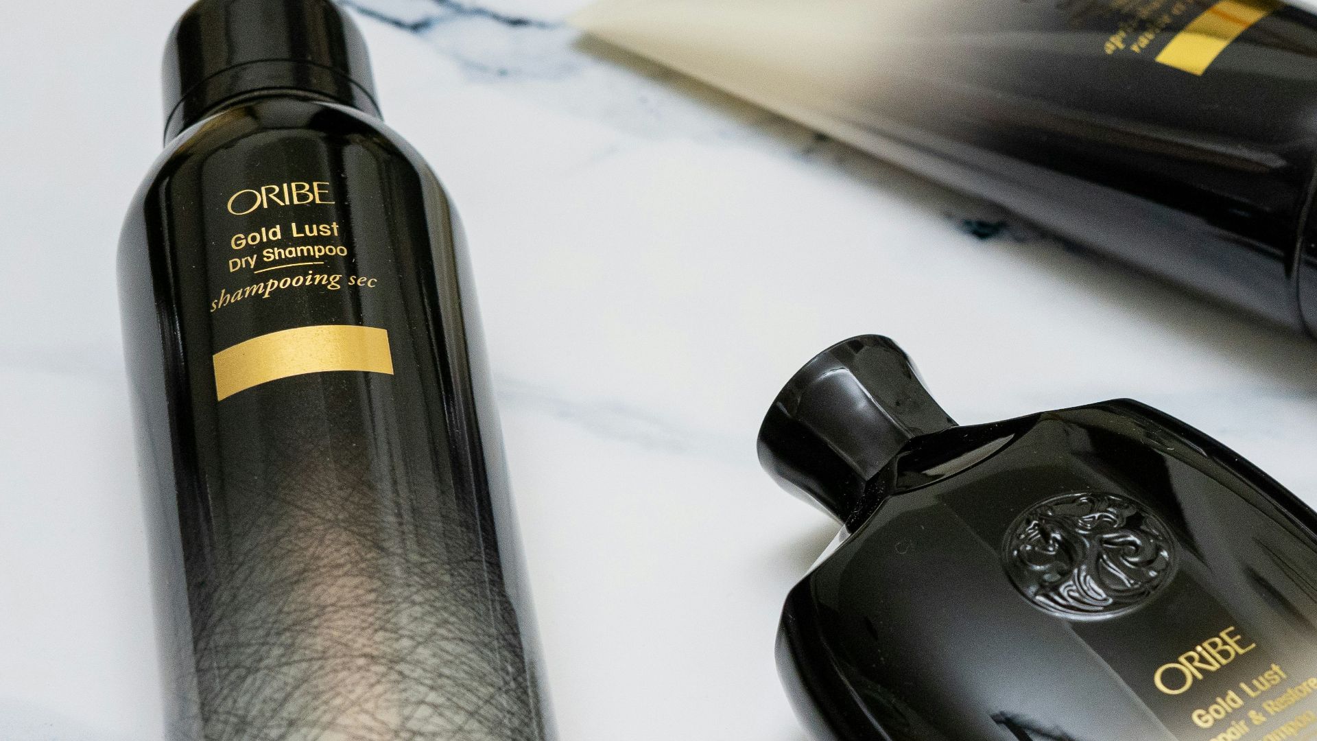 1. Utilisez du shampoing sec avant que vos cheveux ne commencent à paraître gras