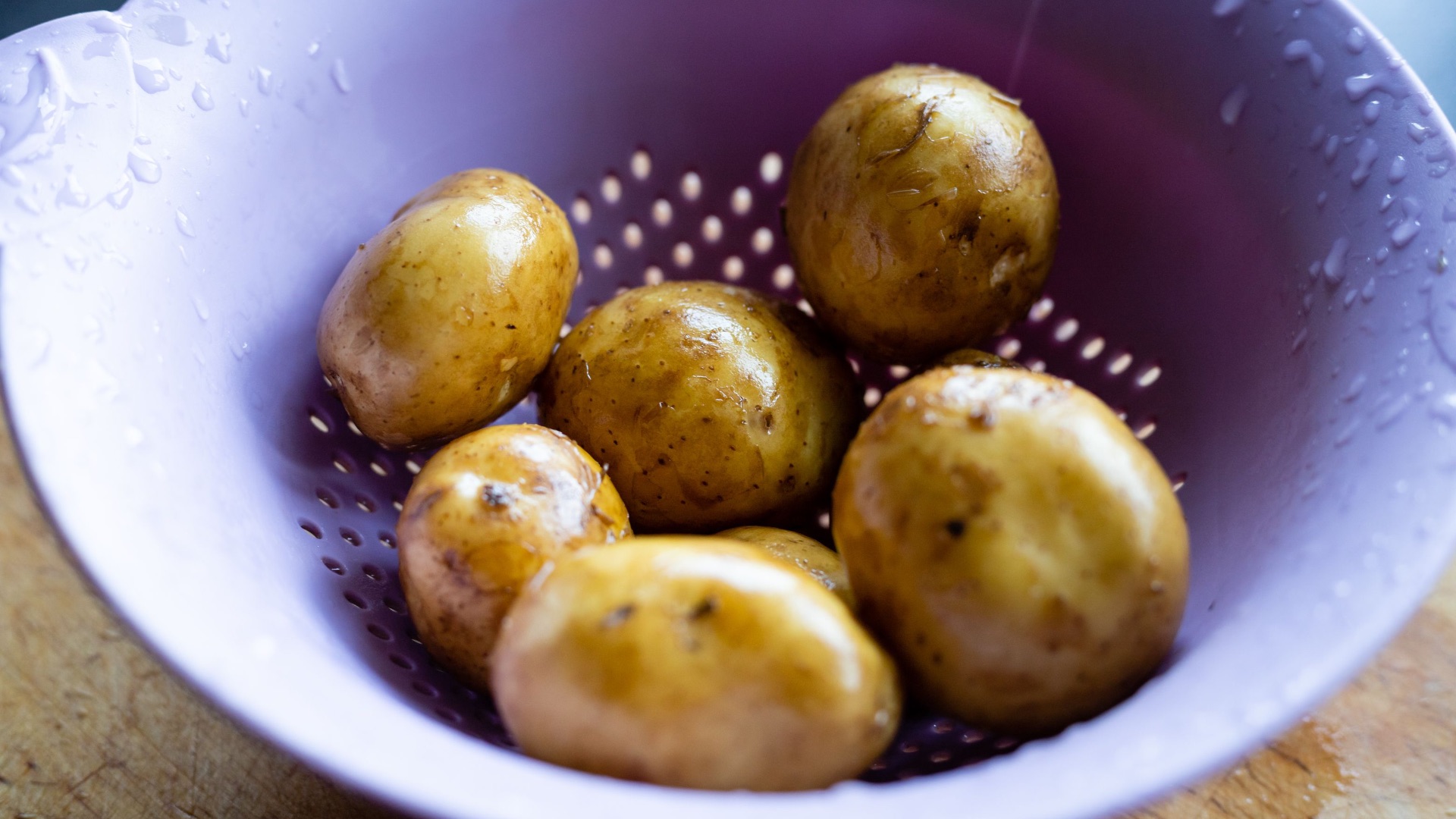 2. Frottez les fruits et légumes fermes à l'aide d'une brosse propre