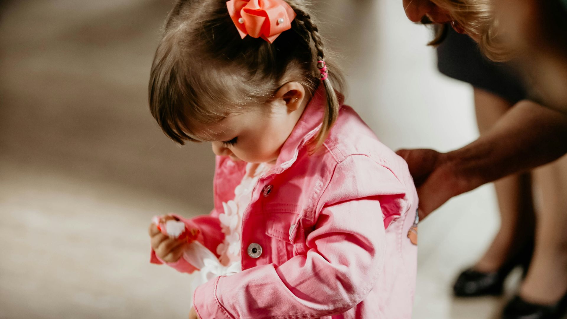 8. Ils laissent les enfants essayer avant de les aider