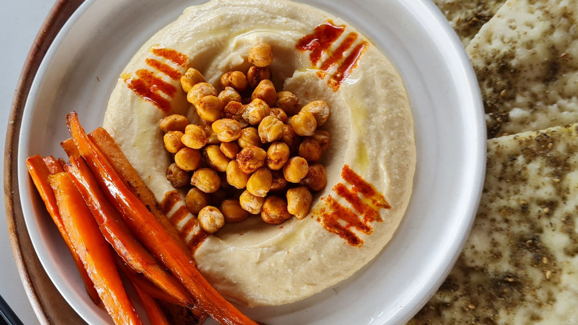 5. Houmous accompagné de bâtonnets de carottes