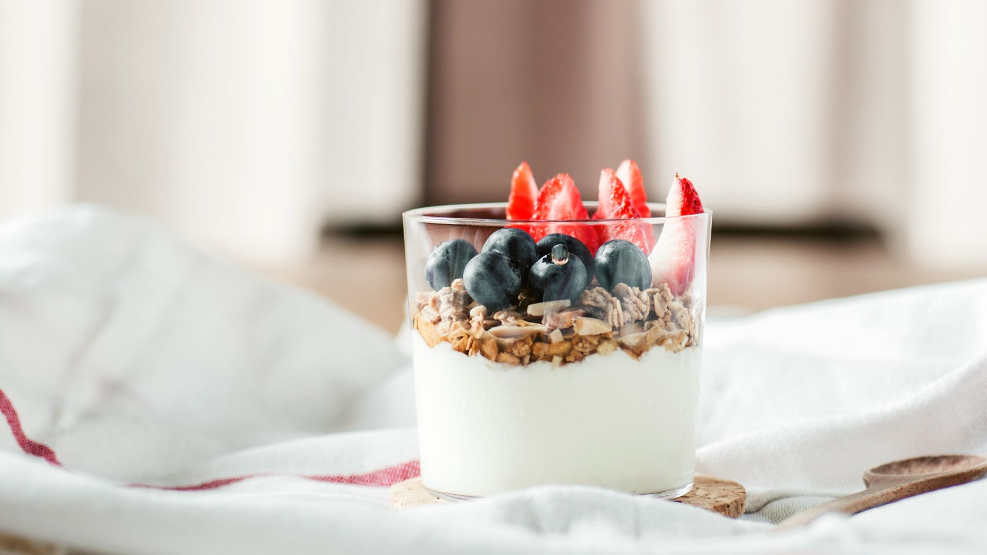 20. Coupelles de parfait au yaourt et aux fruits rouges