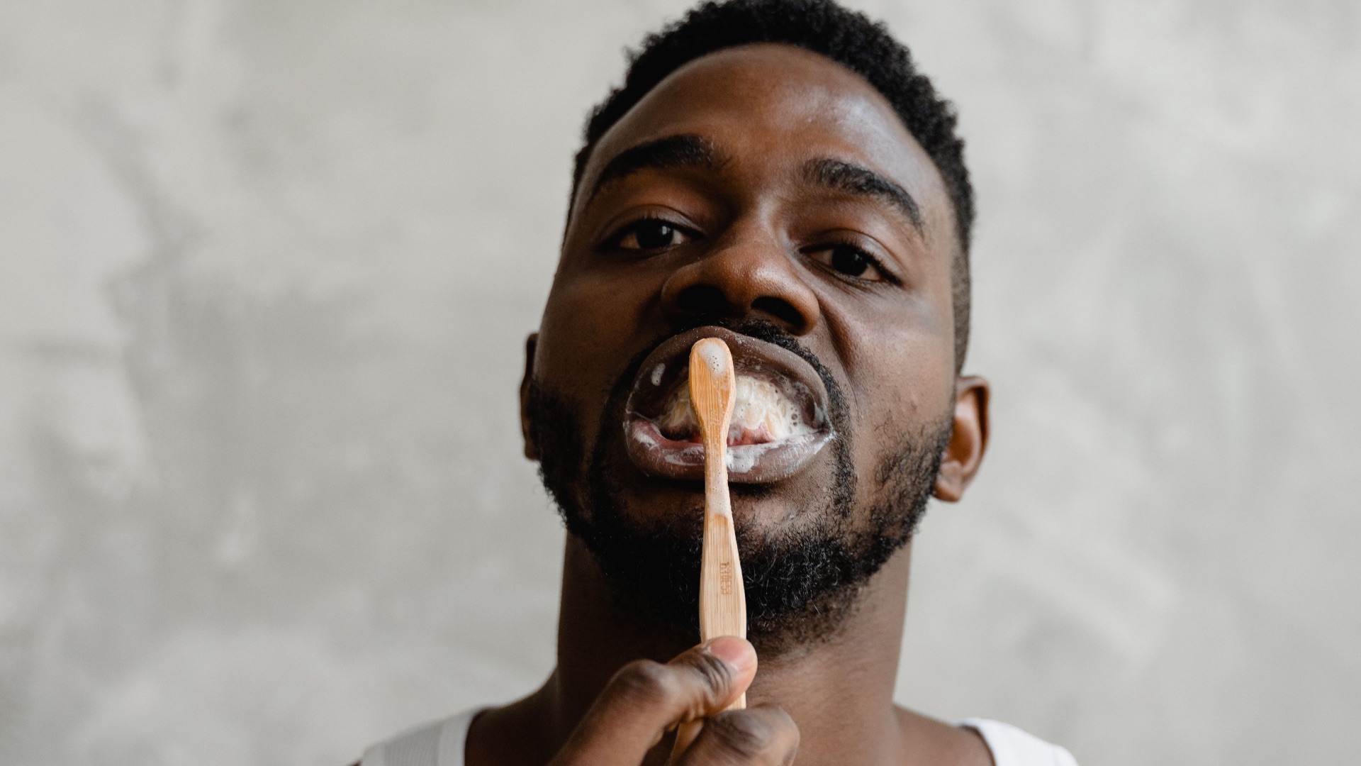 8. Se brosser les dents trop longtemps