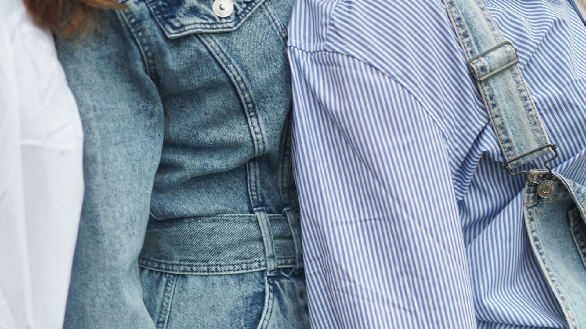 19. Une combinaison en jean avec des sandales simples