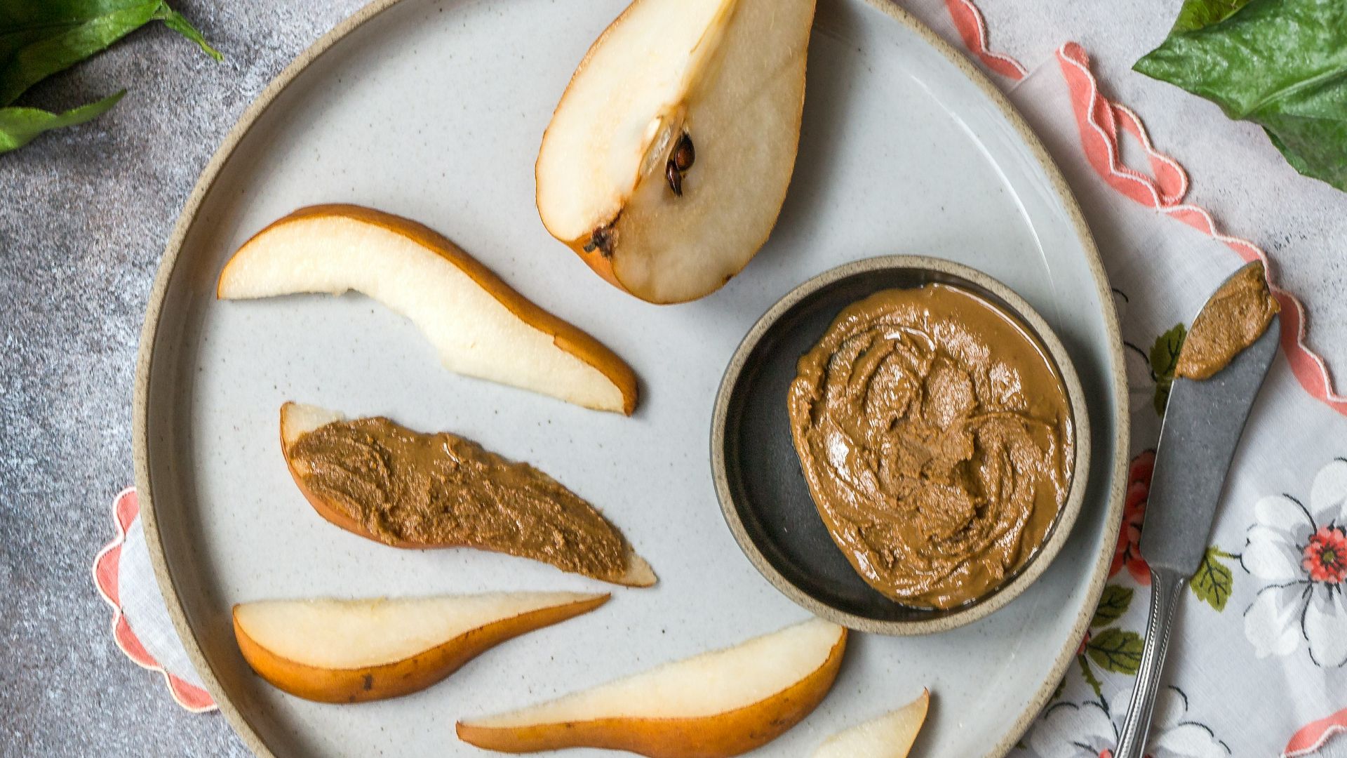 19. Tranches de poire au beurre de cacahuète