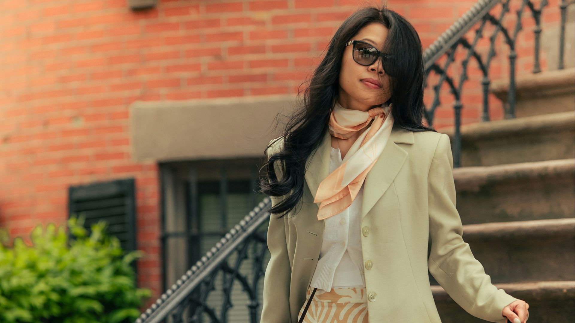 4. Un blazer en lin sur une robe simple