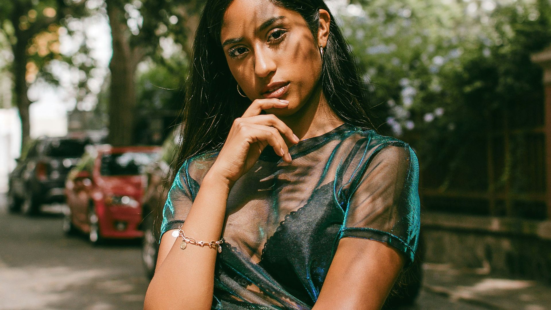 9. Un chemisier transparent porté avec une superbe bralette en dessous