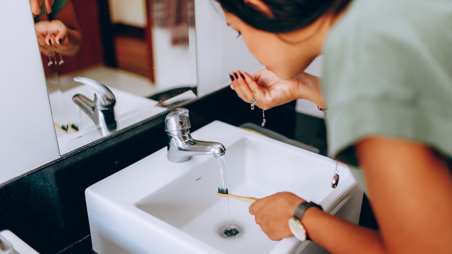1. Se rincer la bouche à l'eau immédiatement après le brossage