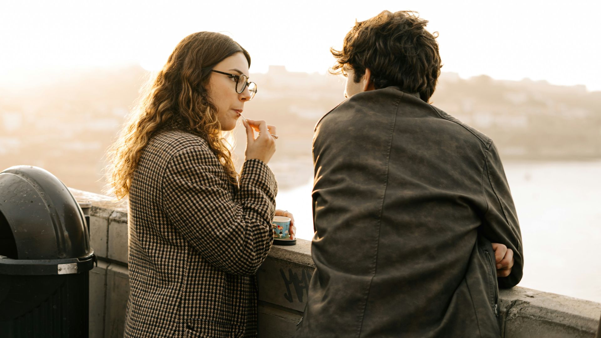 11. Il ne cherche pas à rivaliser avec toi lorsqu'il évoque son propre stress
