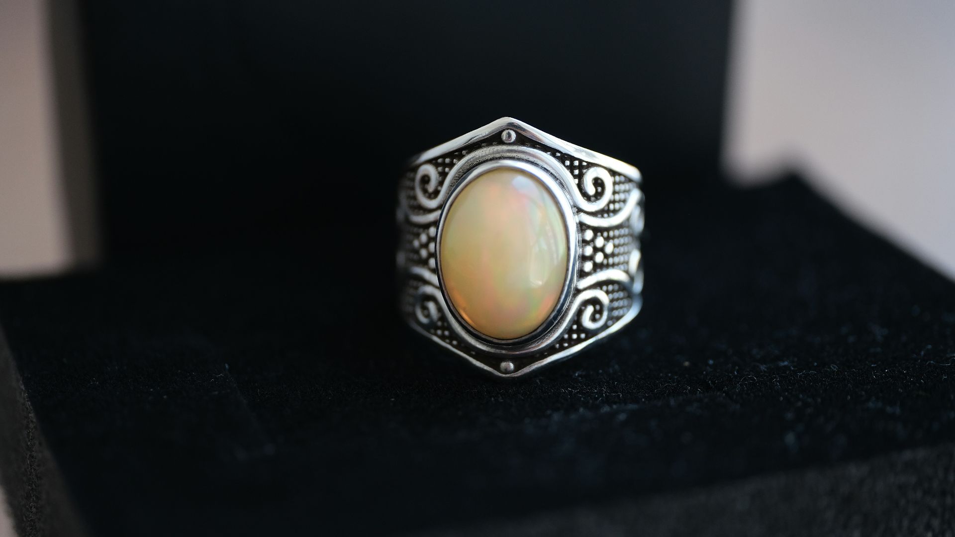 1. Un pendentif avec une pierre de naissance