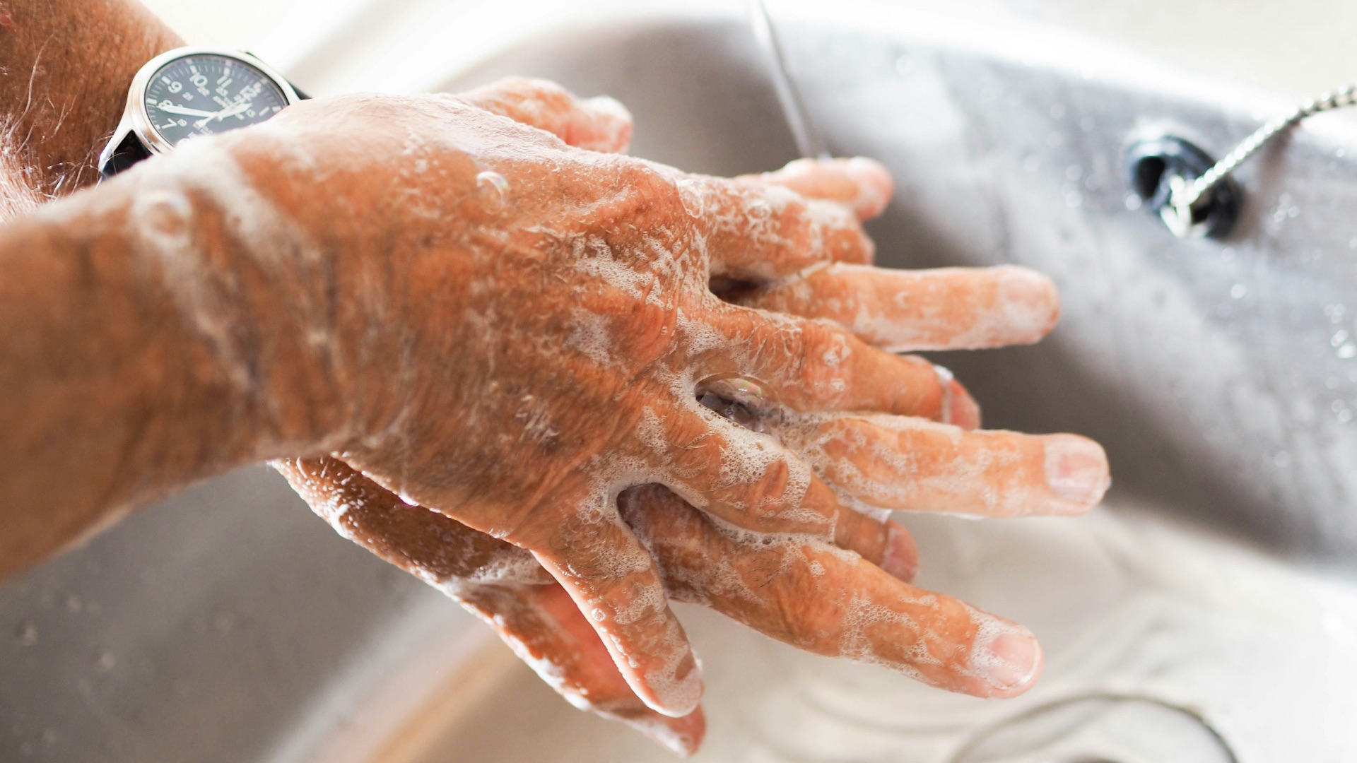 5. Oublier de se laver les mains avant