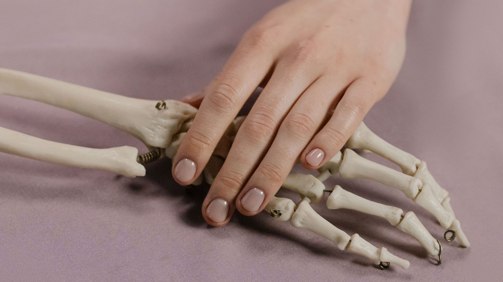 5. Des ongles principalement blancs