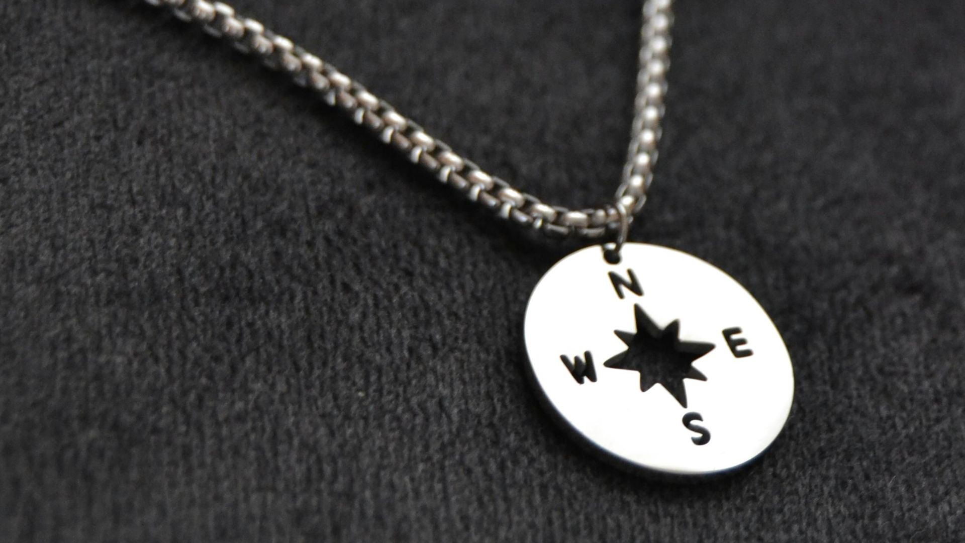 8. Un pendentif avec des coordonnées