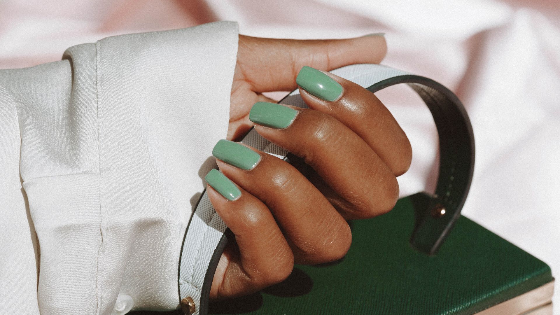 17. Ongles vert menthe