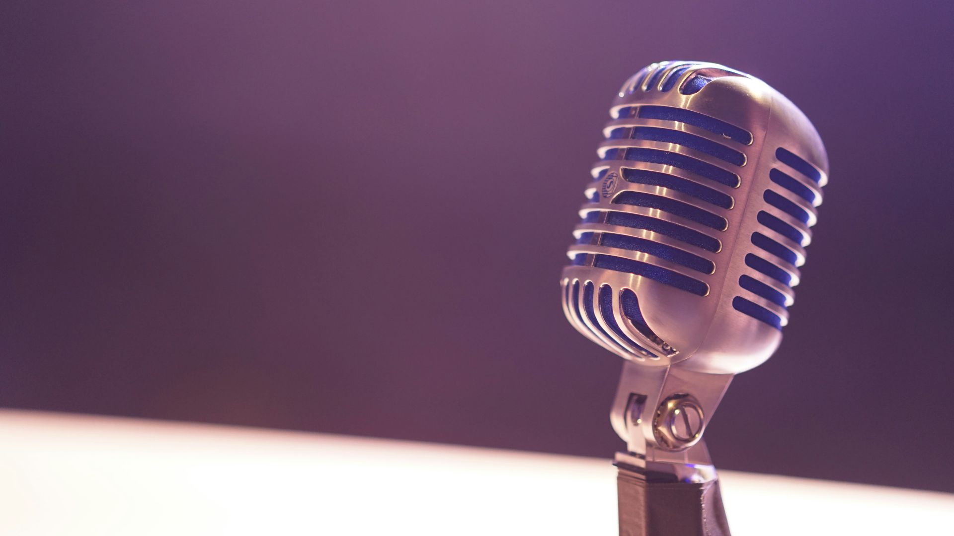 13. Une voix grave et pleine de résonance
