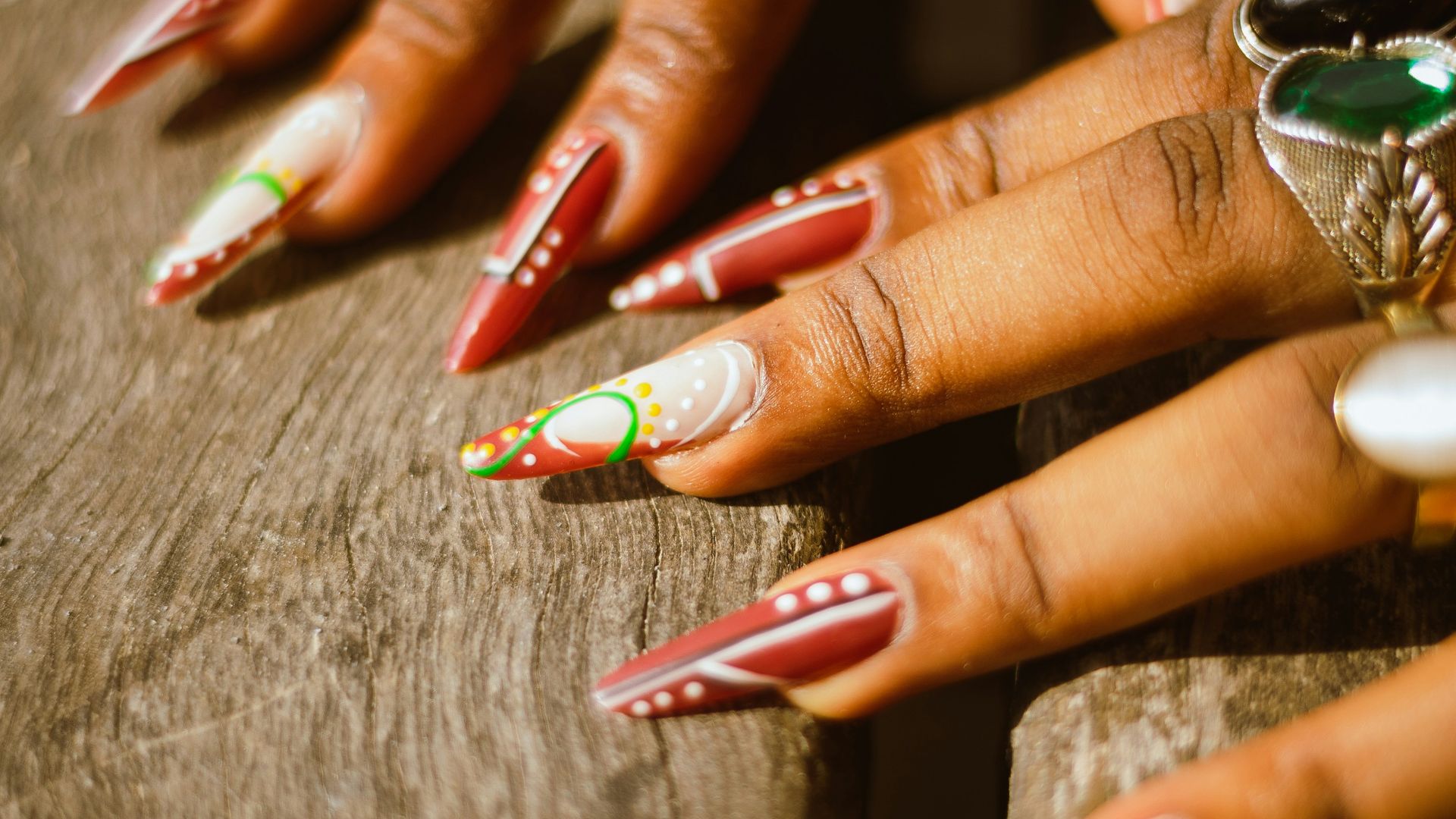 4. Ongles décorés sur le thème de la pastèque