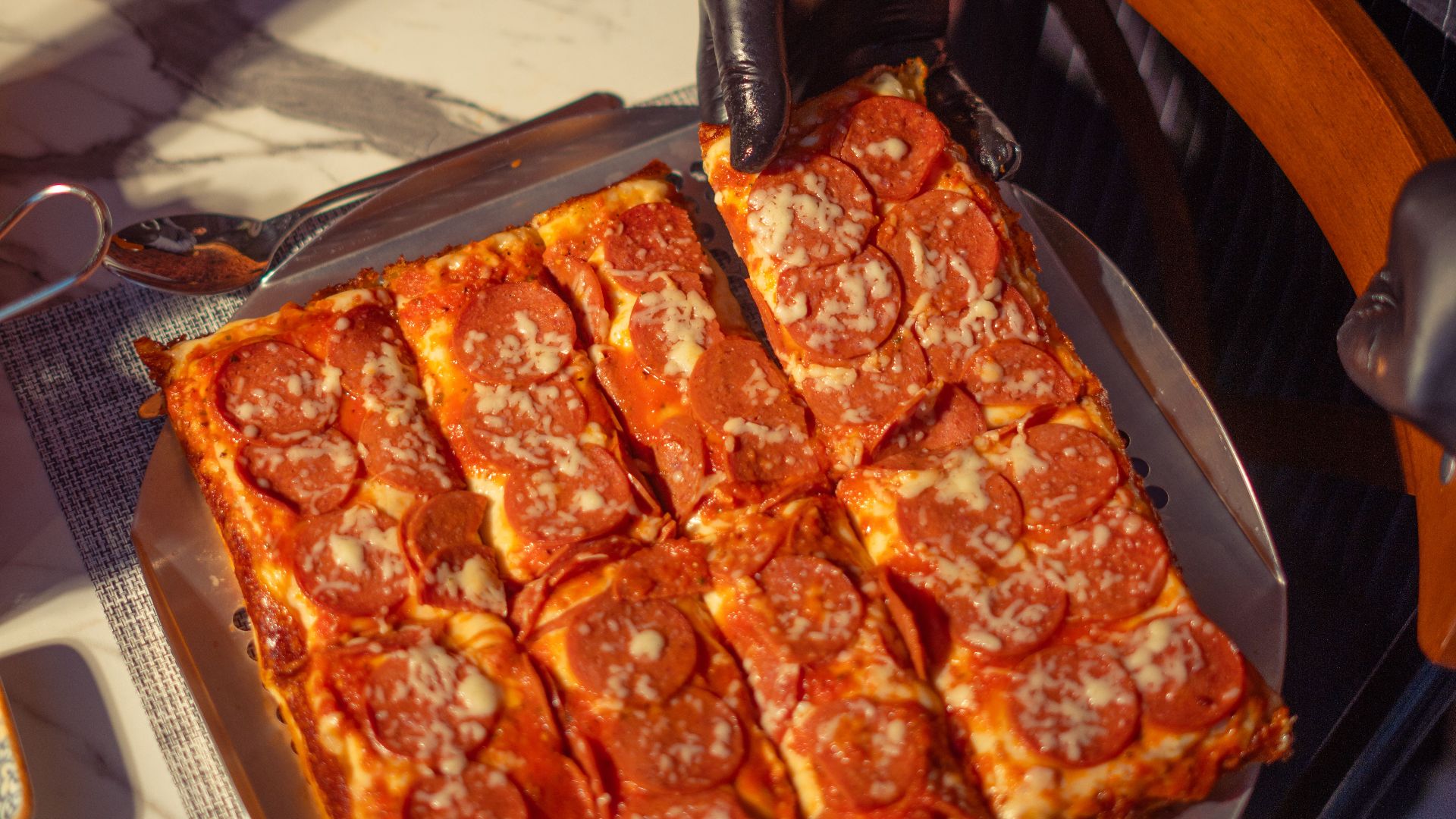 5. La pizza à la mode de Détroit