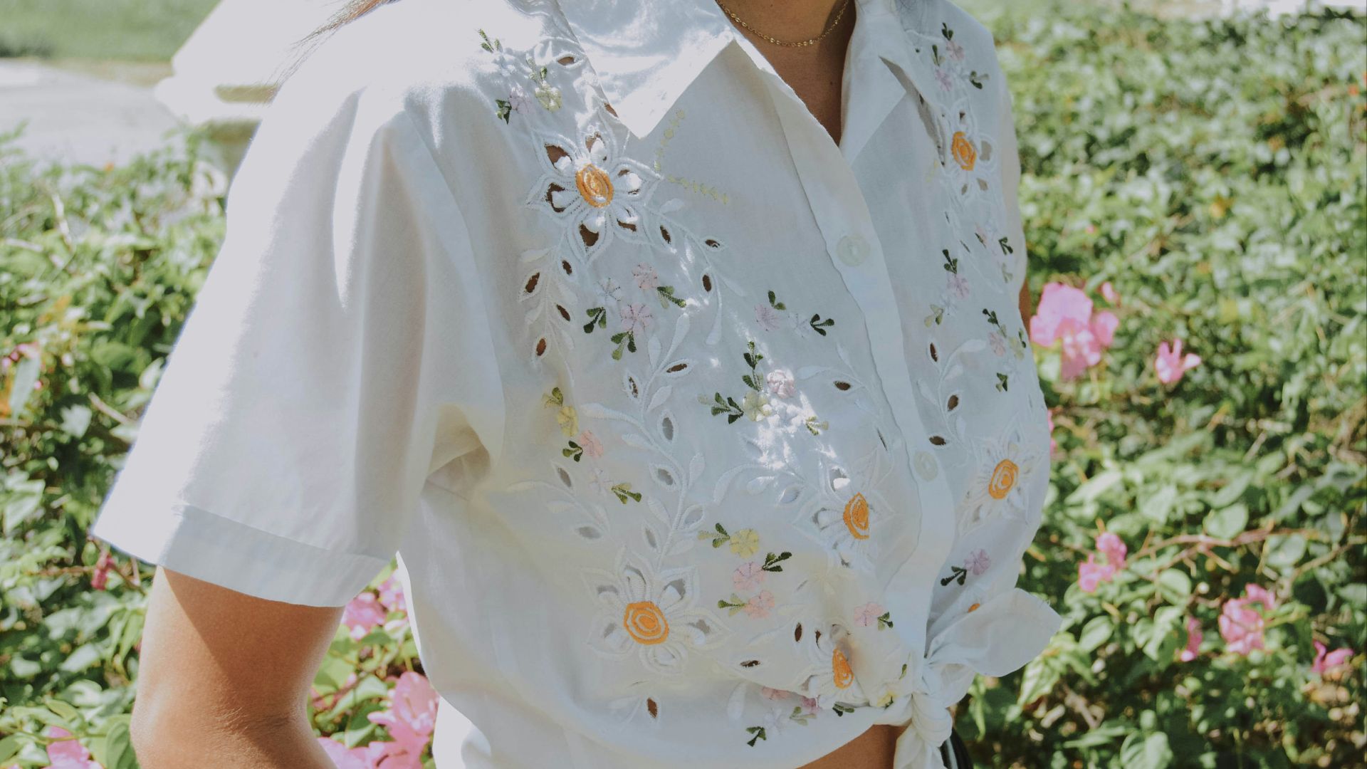 7. Une chemise oversize brodée