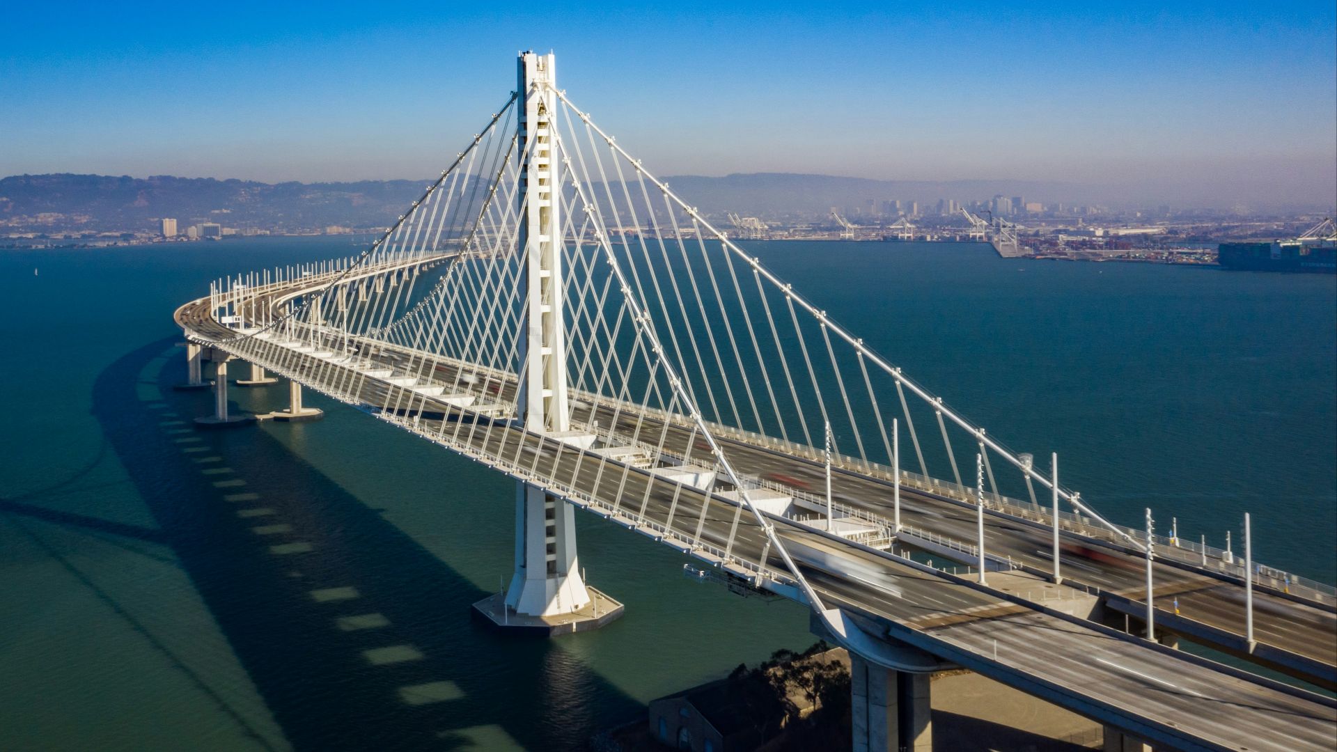 20. L'équipe d'ingénieurs du pont Akashi Kaikyo