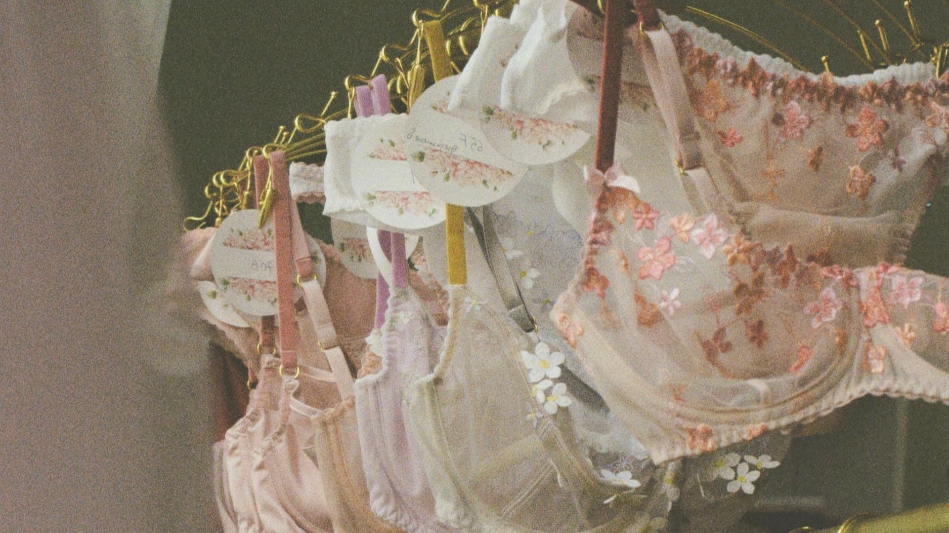 18. La lingerie apparente : un choix de style