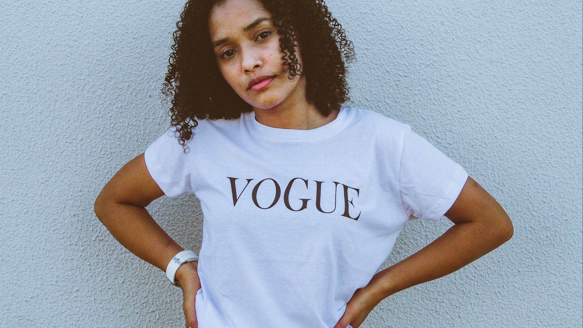 1. Un t-shirt blanc ou crème qui vous va bien
