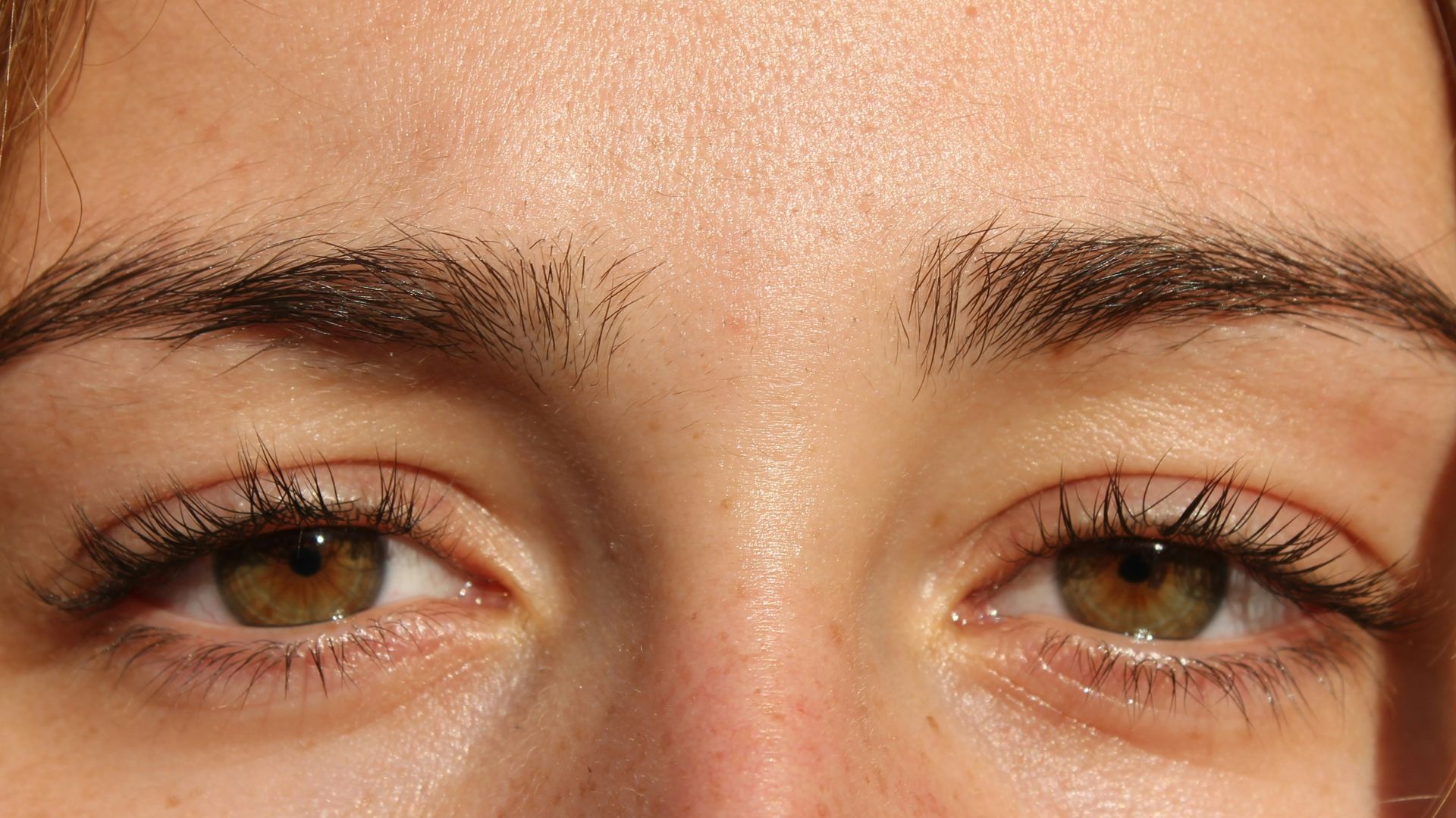 10 petits gestes que font les hommes lorsqu’ils s’intéressent à une femme et 10 autres lorsqu’ils se sentent intimidés